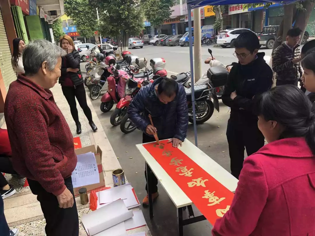 体操赛场再起风云：渝州赤兔队守住胜果北城火箭队，脚步移动更到位。